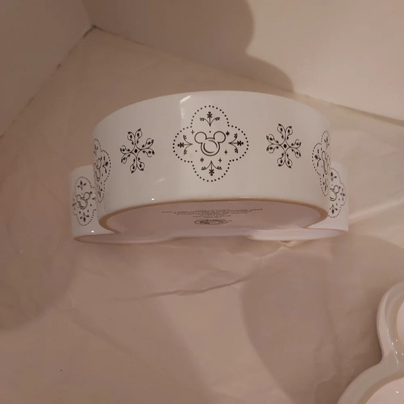 Disney White & Black Mickey Mouse Casserole Dish with Lid Snowflake Design - Picture 5 of 10